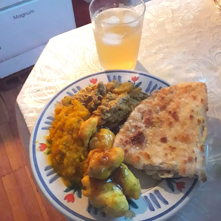 Snapdishの料理写真:curry channa and potatoes  , with curry chicken  and dhalpourie  roti. and juice|Daniel Mohanさん