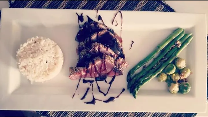 Tuna with a glass of sesame in wine reduction, sautéed asparagus and Brussels sprouts is butter with spices and white rice.|Costa Navarro Gastronomiaさん