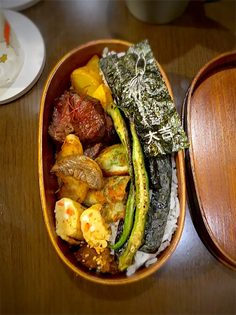 Snapdishの料理写真:お弁当🍱　海苔弁　焼き海苔　鰹でんぶ　鮪佃煮　煎り胡麻　フライドポテト　牛タンステーキ　糸唐辛子　ガーリックフルーツソース　竹輪の磯辺揚げ　干し海老の出し巻き卵　エリンギとオクラのロースト|ch＊K*∀o(^^*)♪さん