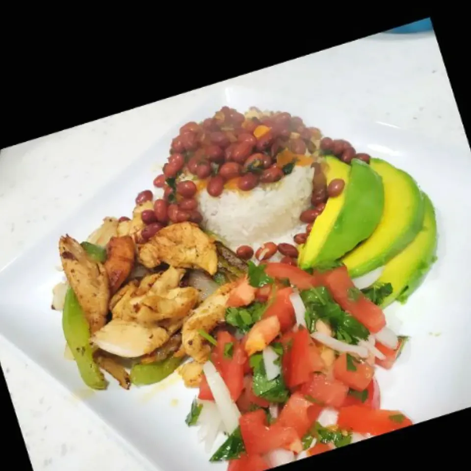 Snapdishの料理写真:chicken Fajita with rice and beans pico de gallo and with avocado|Cynthia Luzmilda Bicycleさん