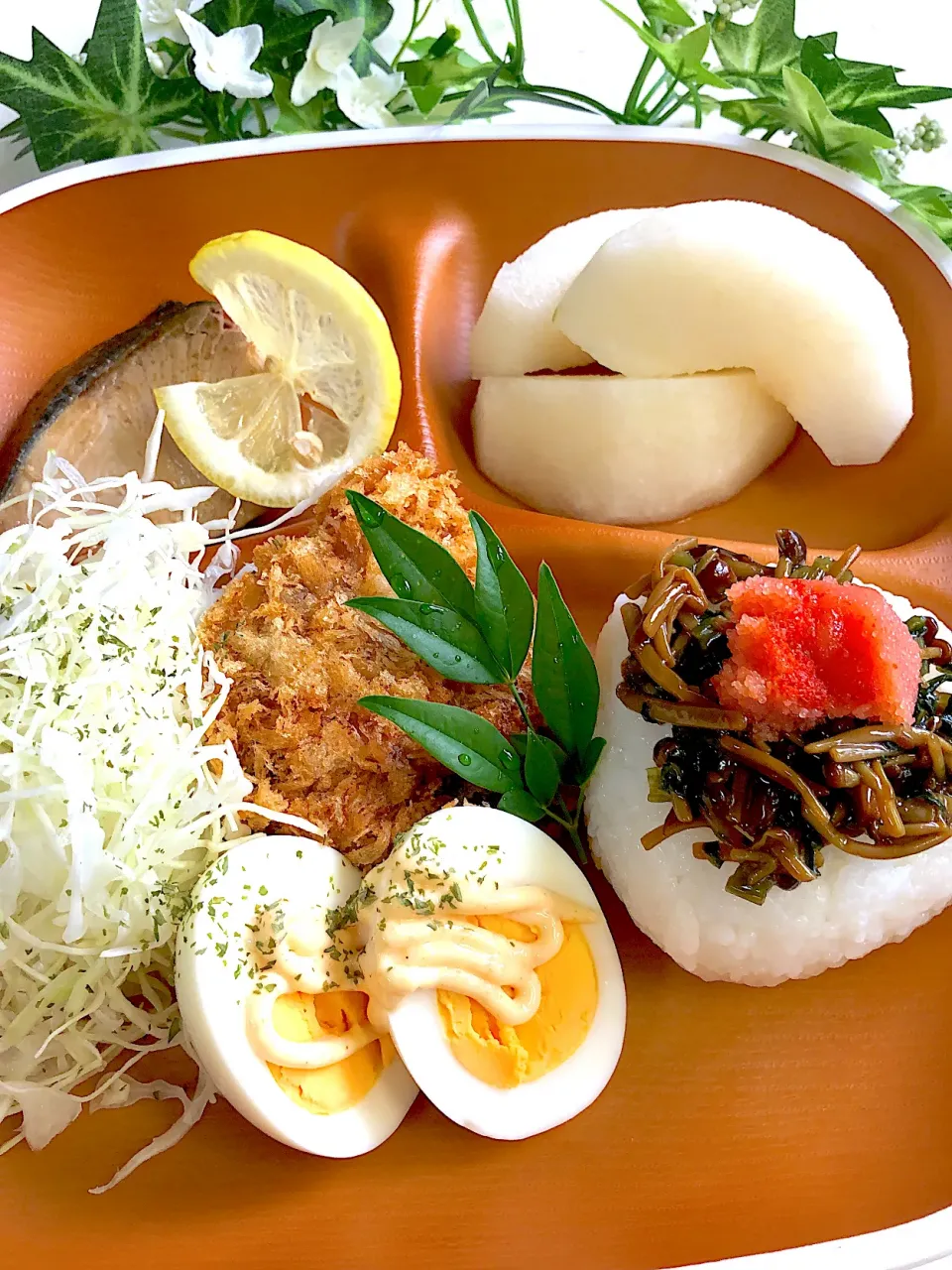 メンチカツと鰤照りのお弁当🍱|みゆきさん