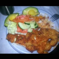 Bread chicken breast full of flavor with rice avocado and a sald|Cynthia Luzmilda Bicycleさん