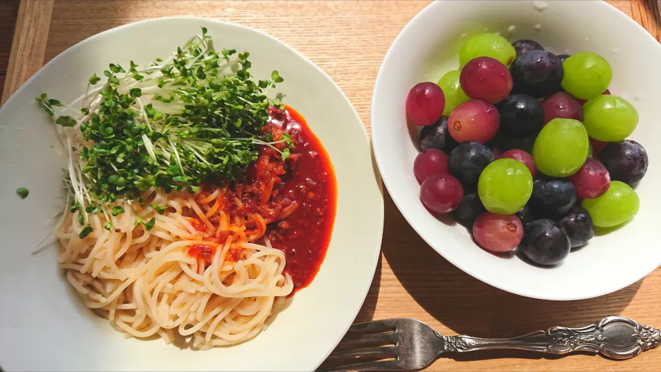 玄米パスタで担々麺風～
デザートは山梨からのブドウ～🍇|A-YA-YA-YAさん