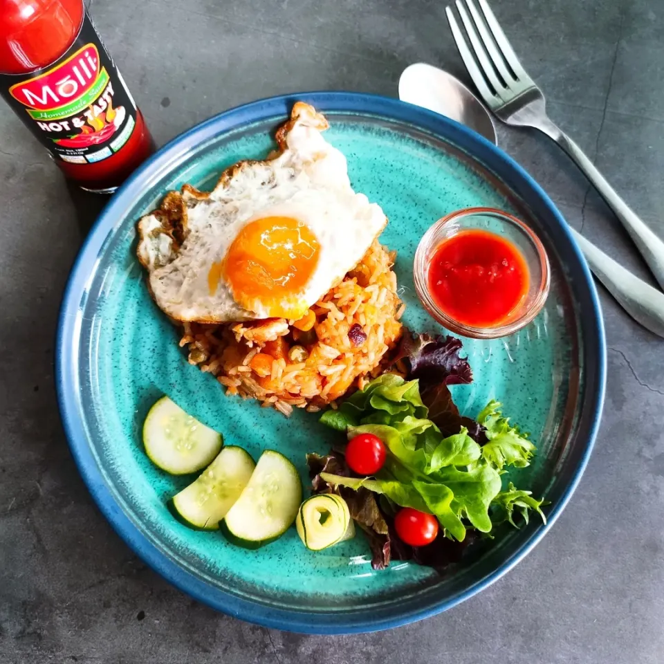 Snapdishの料理写真:Tomato fried rice with Molli hot sauce|Jorge Bernal Márquezさん