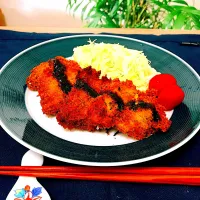 Snapdishの料理写真:近所の懐かしい定食屋さん風盛り付けの　🥩一口カツ　奥の厨房から😲「一口カツ定食あがったよー」って聞こえてきそう。(笑)      いただきま〜す。😋