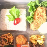 nasi kotak
ayam kentuky
mie goreng
perkedel
tempe kering
telur urai|Ely Rosyidahさん