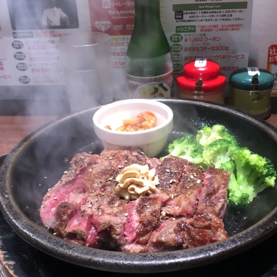 Snapdishの料理写真:ワイルドステーキ200g チェンジブロッコリー　Yahooクーポンでソテーニンニク　八海山　同着　#いきなりステーキ小杉店|Hajime Sakaiさん