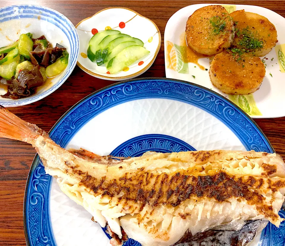 Snapdishの料理写真:赤魚の粕漬け焼き、長芋のステーキ、木耳ときゅうりのピリ辛和え、ぬか漬け|もちもちさん