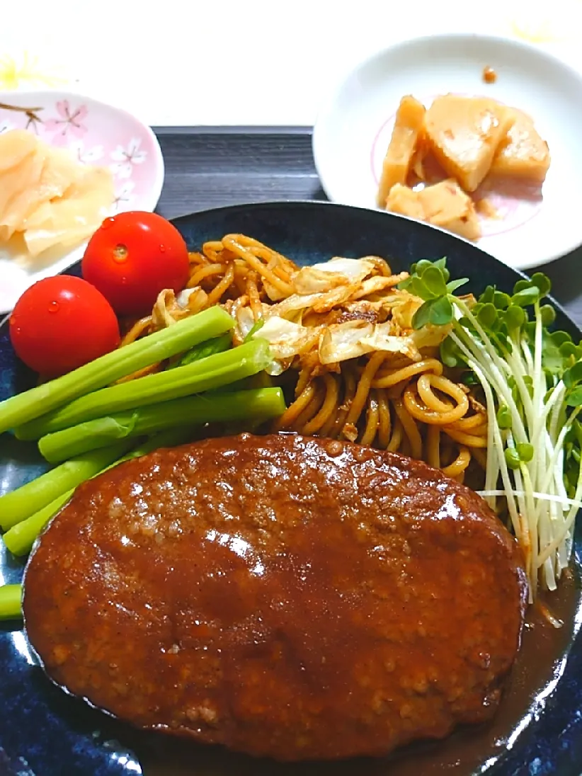 Snapdishの料理写真:完全手抜きご飯

温めるハンバーグ
残った焼きそば
萎びかけたアスパラ|🍒ふみりん🍒さん