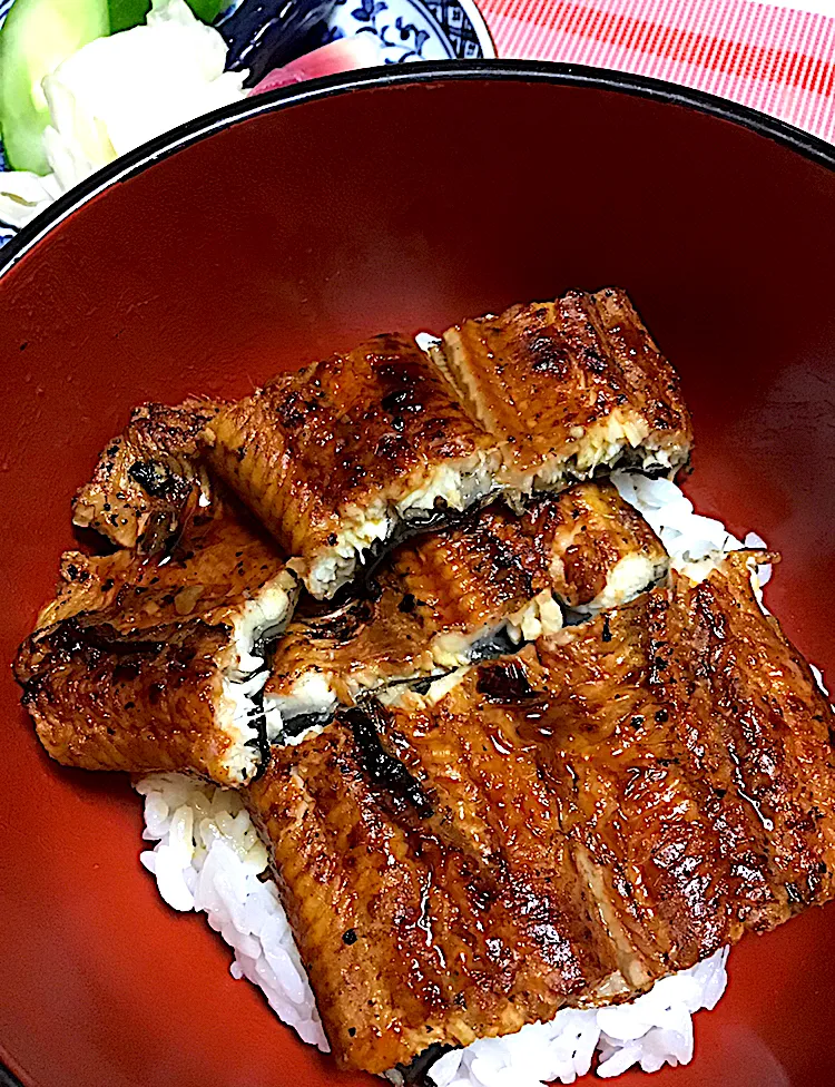 中国産うなぎでミニ鰻丼 緑茶で煮たりフライパンで焼いたりでまあまあ美味い|須佐 浩幸さん