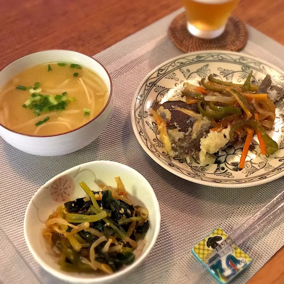 Snapdishの料理写真:カレイのから揚げ／野菜あんかけ
小松菜ともやし、わかめのナムル
味噌汁|𓇼 Ⓢ Ⓗ Ⓘ Ⓝ Ⓞ Ⓑ Ⓤ 𓇼さん