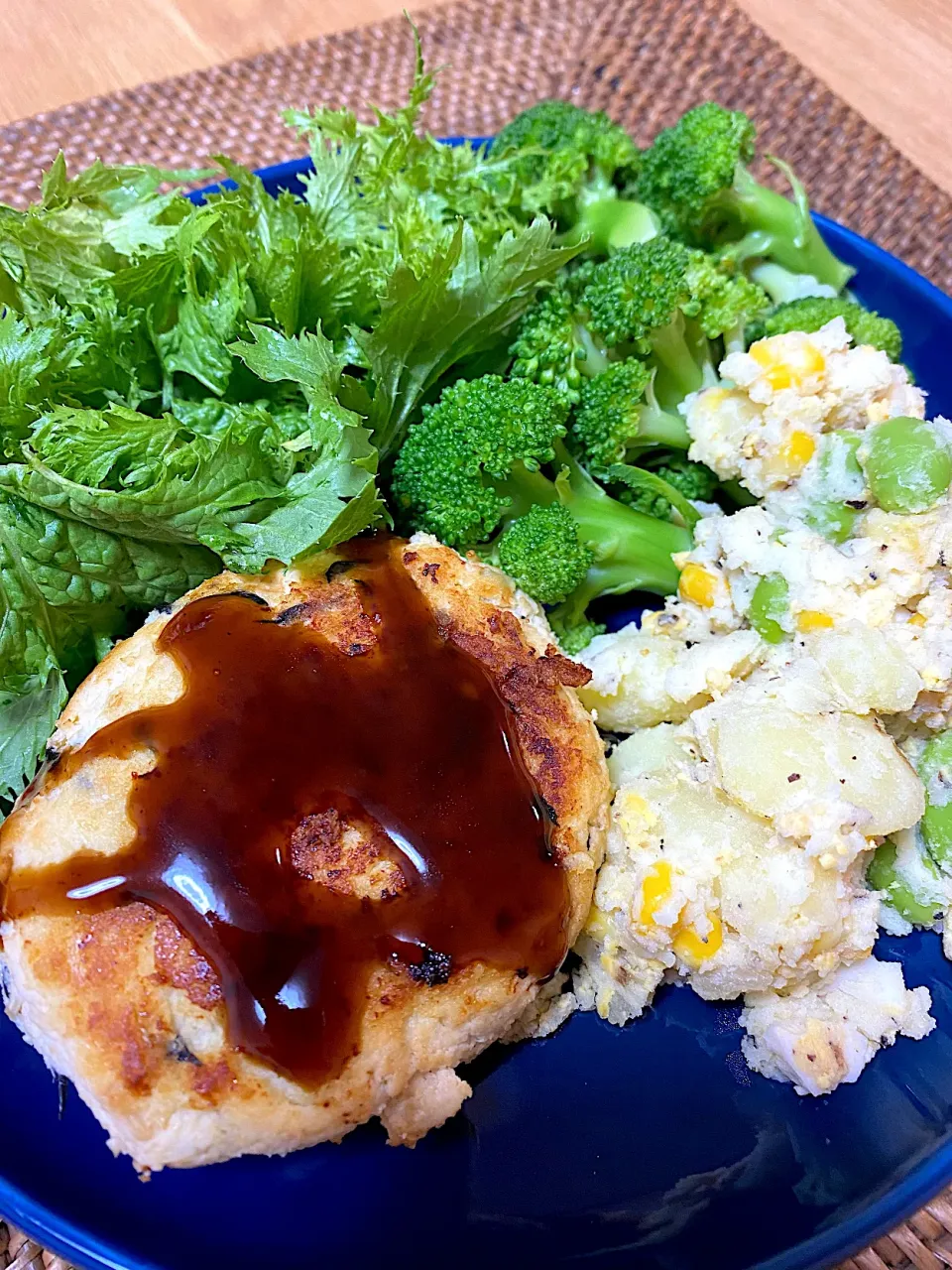 おからハンバーグとわさび菜のサラダ😋|kaokaoさん