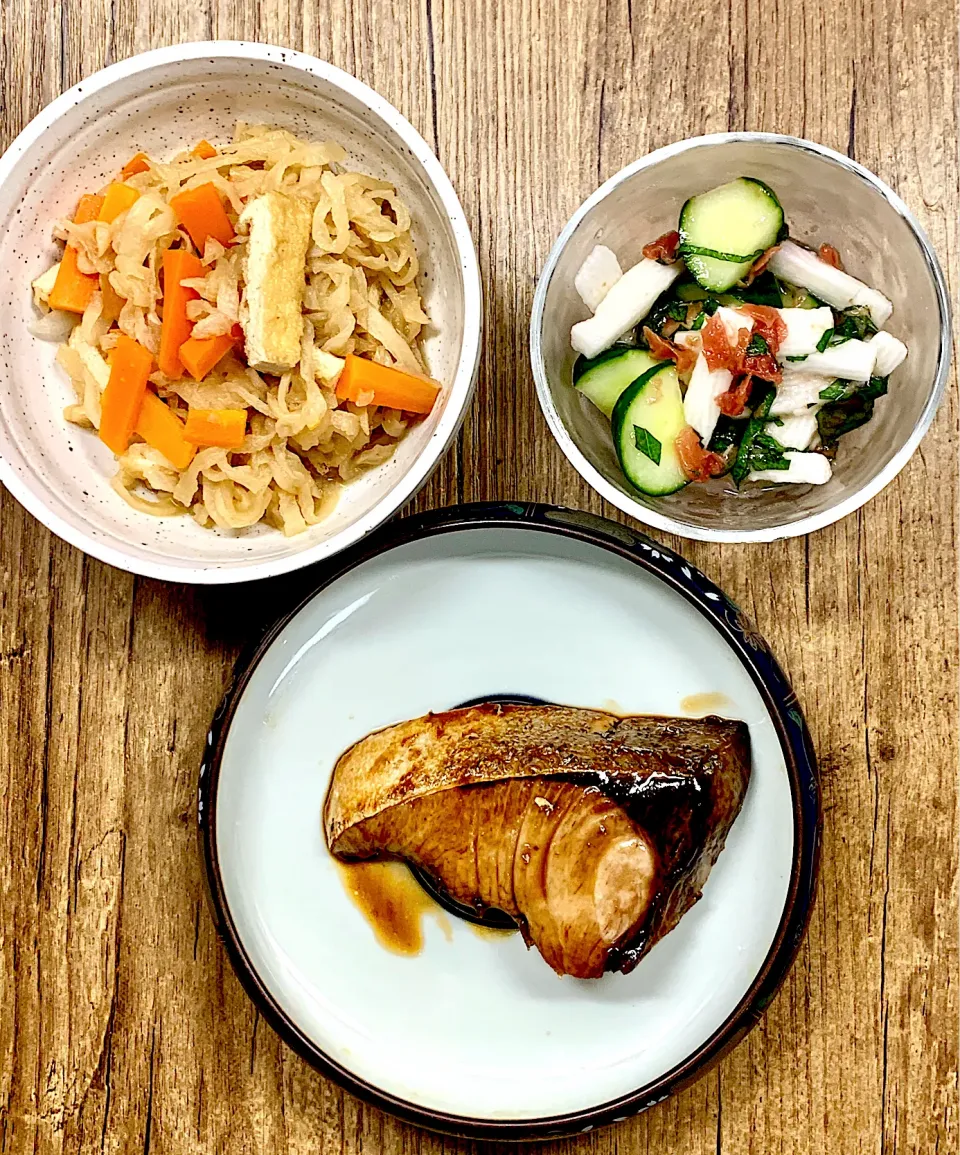 晩ご飯　ぶりの照り焼き　切り干し大根の煮物　山芋ときゅうりの梅こんぶ茶和え|ROSE & ROSEさん