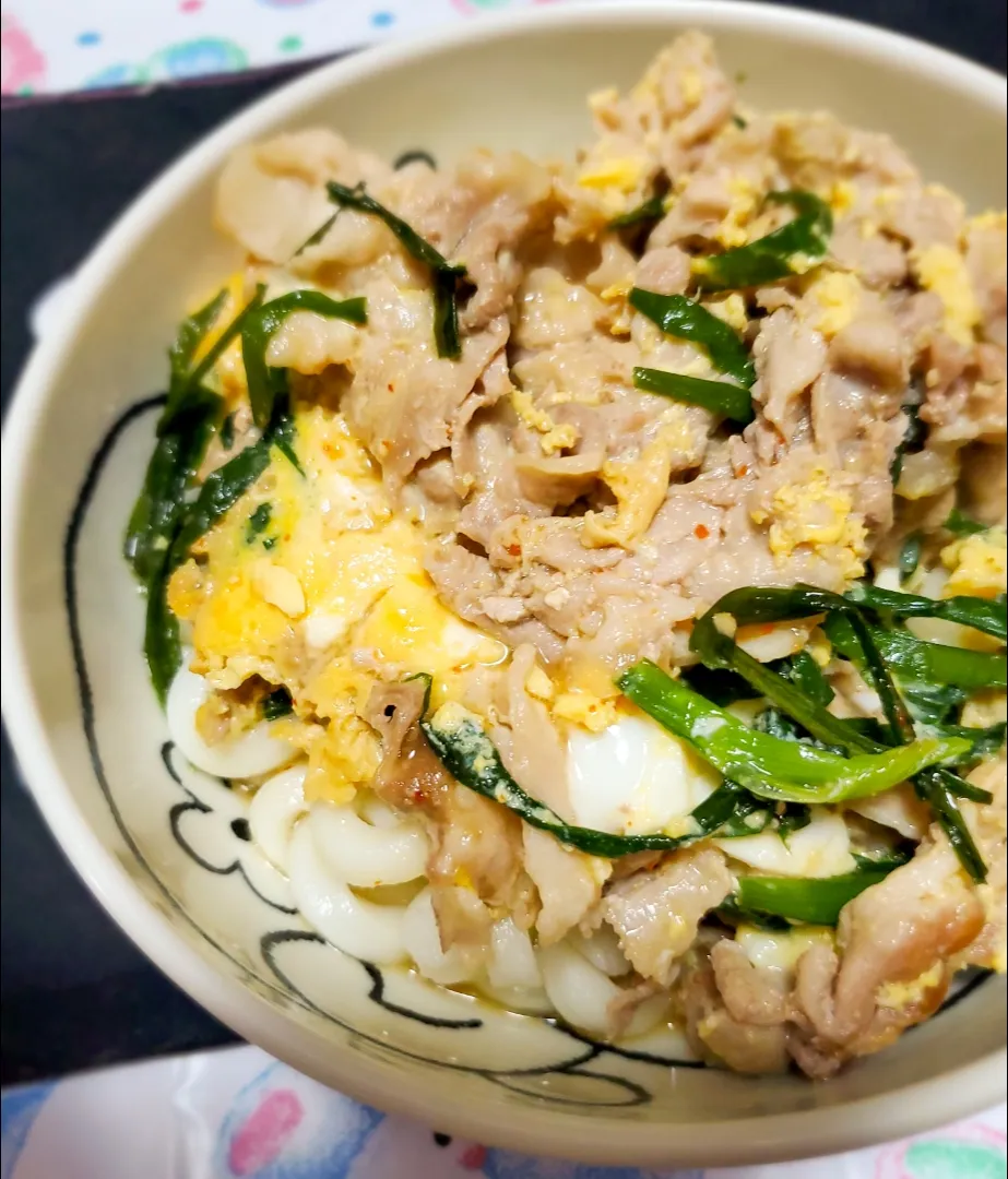 ワンパン豚ニラ玉んめんめ丼|すいさんさん