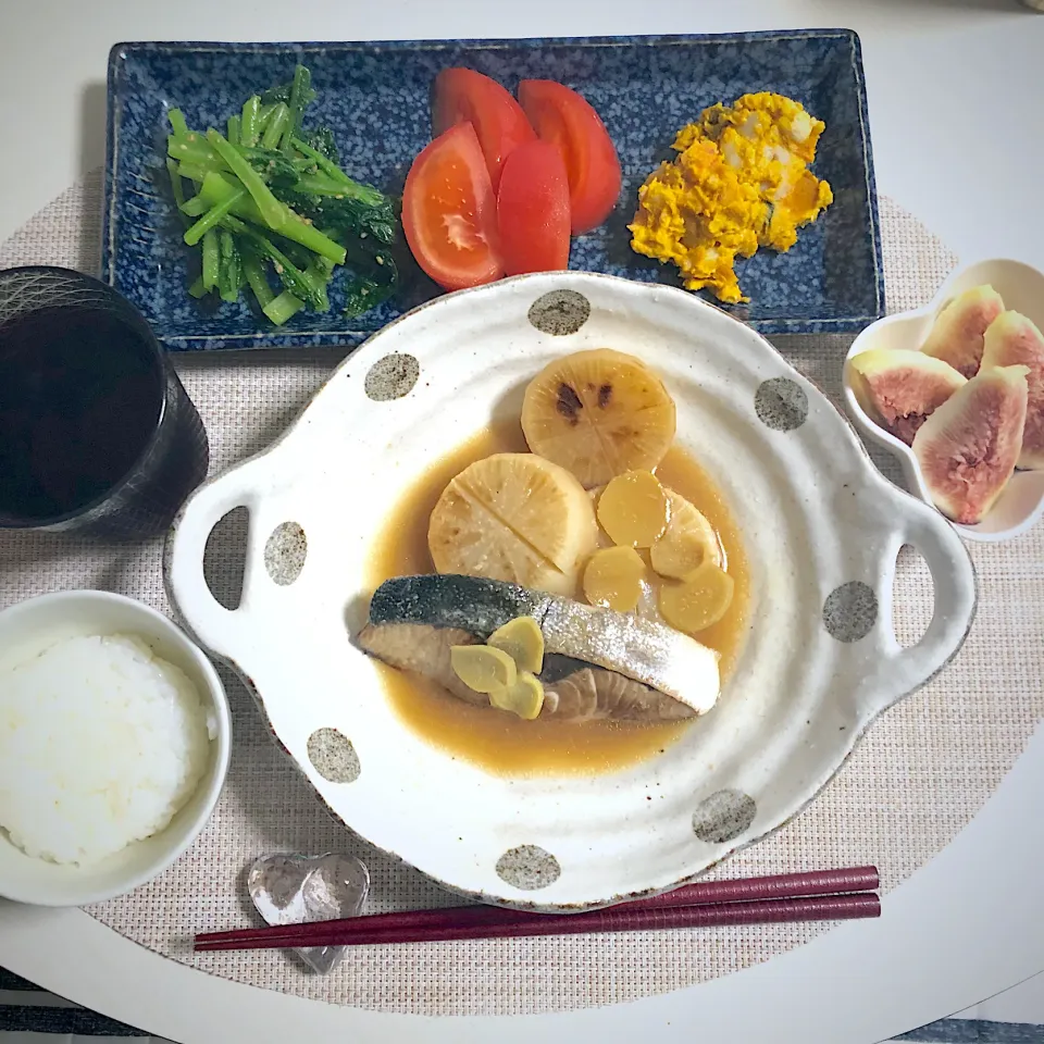 Snapdishの料理写真:9/1晩ご飯：焼きぶり大根煮|ななみんさん