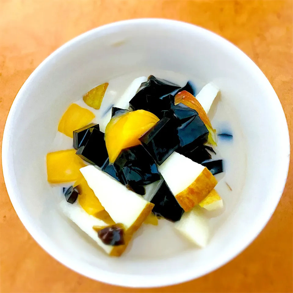 Snapdishの料理写真:Dessert: fruits soup, mix of grass jelly, apple, mango pudding with milk and milk tea.|MI 「いどりす」さん