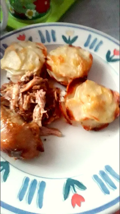 home made potatoe roses and  spicy bake chicken . .love doing this .|Daniel Mohanさん