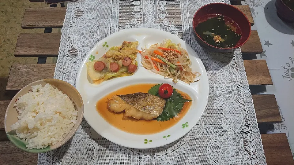 Snapdishの料理写真:タラの煮付け
丸鶏ナムル
ウインナーとキャベツのコンソメ炒め
わかめスープ|はるさん