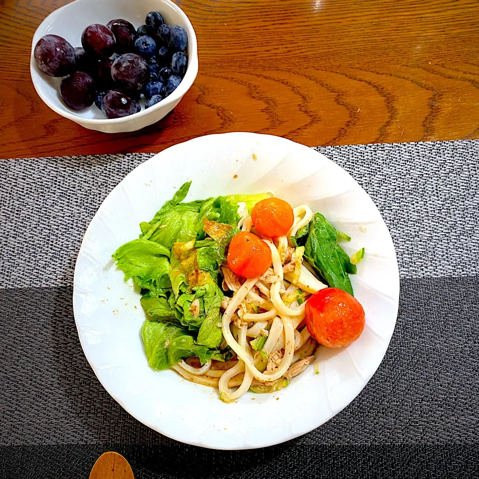 9月1日　朝ごはん　サラダうどん、ブルーベリー、ブドウ|yakinasuさん