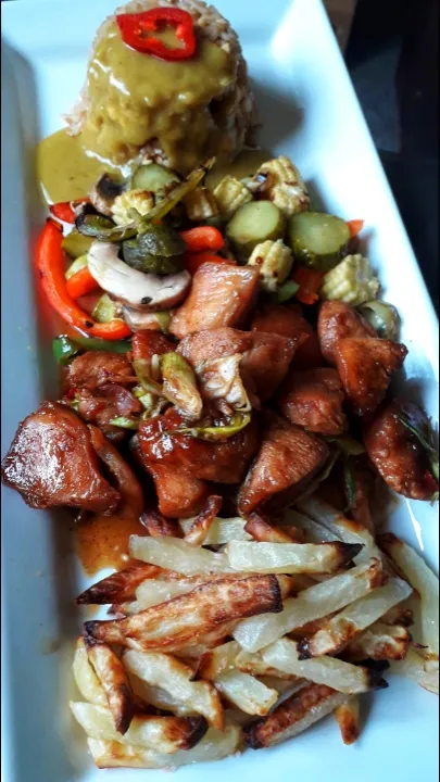 sticky chicken with egg fried rice,griddled vegetables and chips & curry sauce|kelly2shoesさん