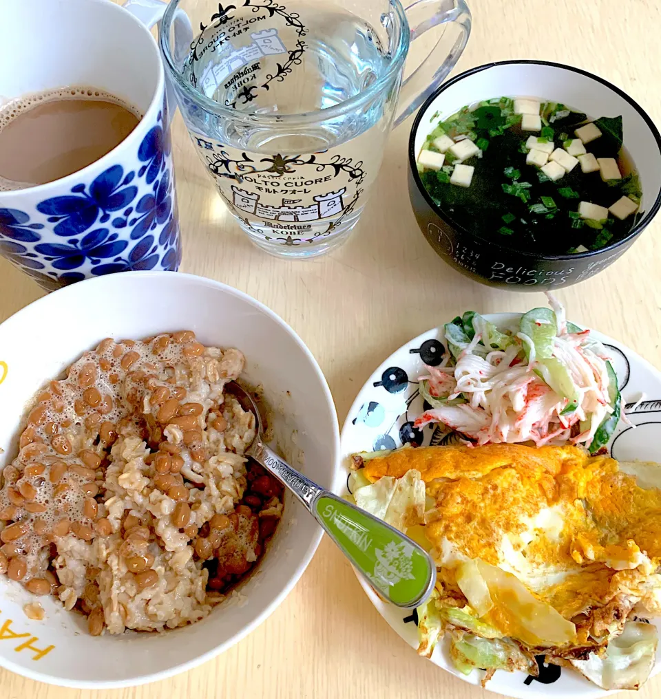 朝ごはん☺︎オートミール米化　納豆ご飯風☆キャベツの卵焼き☆お味噌汁|とまこ(*^o^*)さん