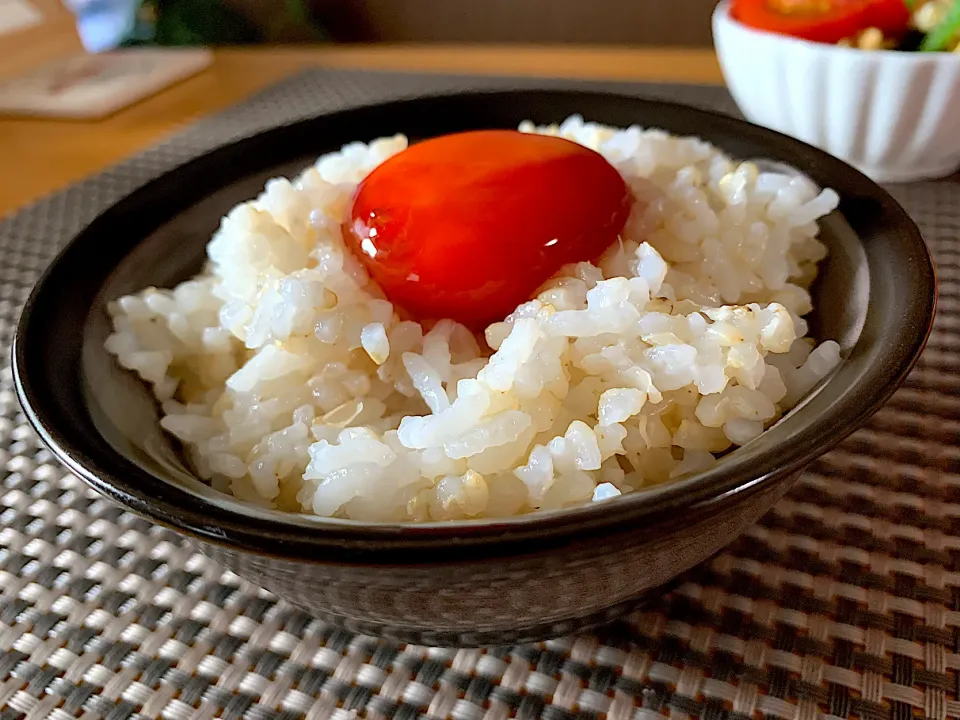 玄米入りご飯に、醤油漬け黄身をon|みっきーさん