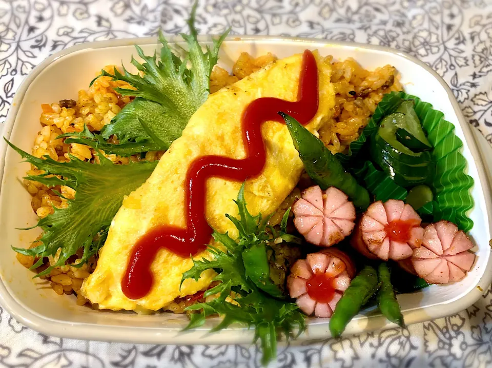 Snapdishの料理写真:サラ弁　　　　　　　　　　　　　　　　　カレー炒飯　オムレツ　胡瓜酢物　甘唐辛子ソテー　ウインナー|じゅんさんさん