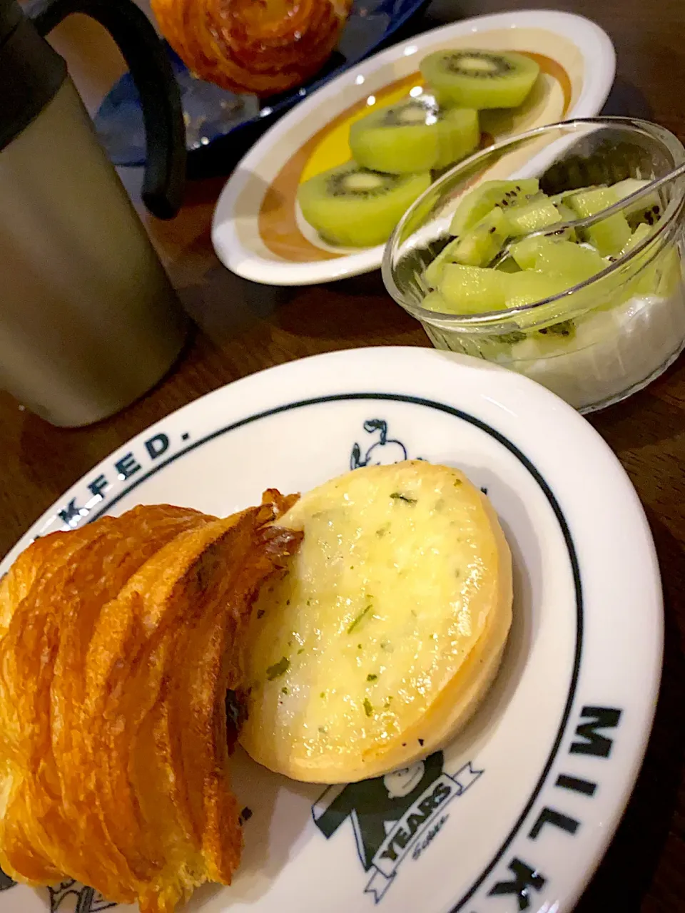 クロワッサンロール🧁　ミニハーブピザ🌿　キウイヨーグルト🥝　コーヒー☕️|ch＊K*∀o(^^*)♪さん