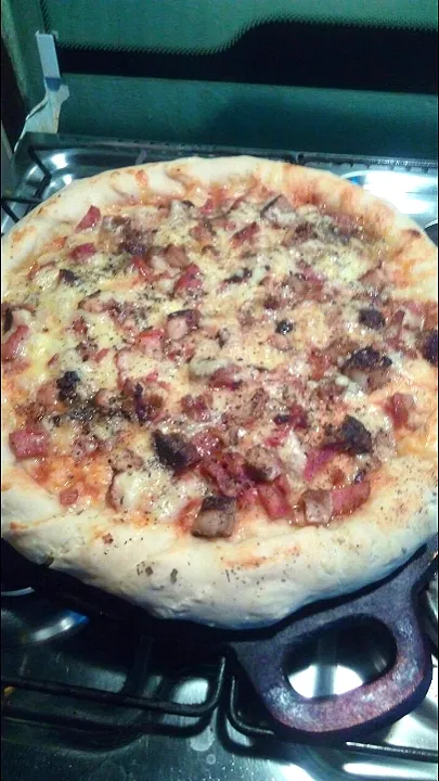 stuff beacon  and cheese crust  pizza with meat lover style|Daniel Mohanさん