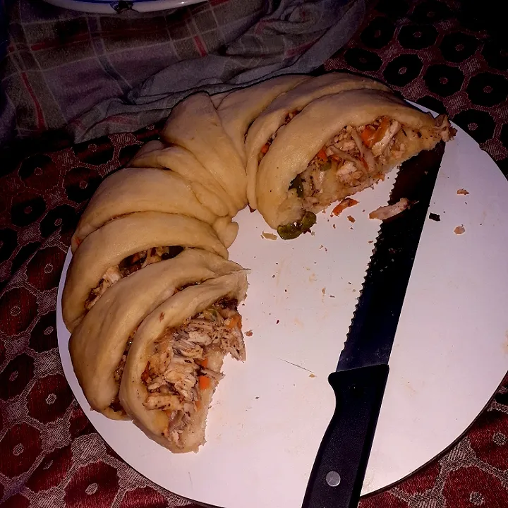 stuff croissant ring with different meat and veggies|Daniel Mohanさん