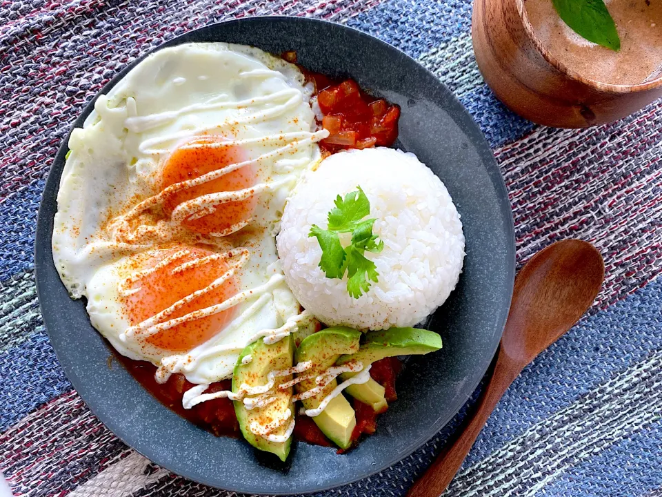 Snapdishの料理写真:【EZ!】いつもの目玉焼きをメキシカンに！目玉サルサごはん|ぶりてりあさん