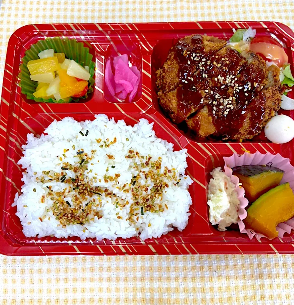 Snapdishの料理写真:厚別区役所売店日替わり弁当|nyama1さん