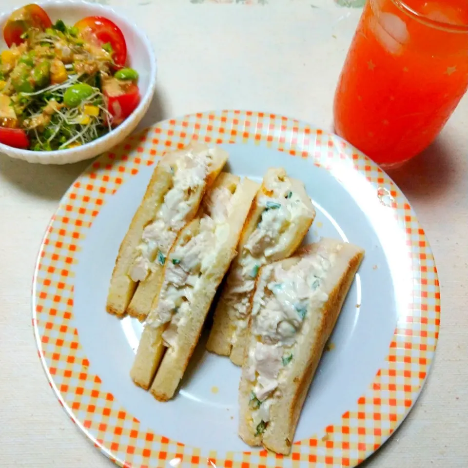 サワークリームオニオン風🍞クリームチーズレモンバジルチキンサンド|うたかた。さん