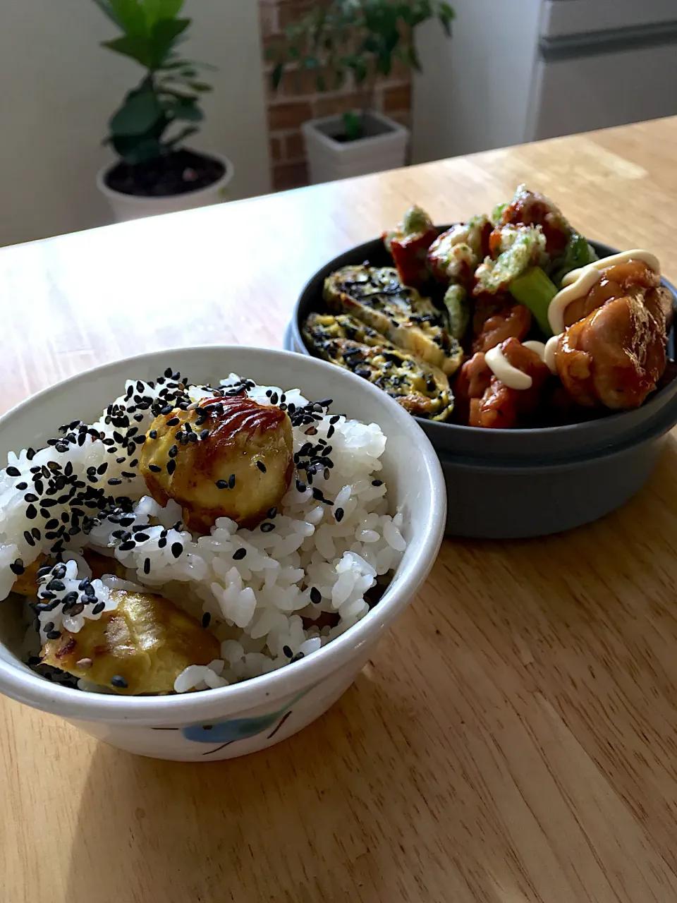 Snapdishの料理写真:旦那さんのお弁当オカズ〜旬🌰栗ご飯、照り焼きチキンマヨ＆アスパラソテー、ひじき煮入り卵焼き、ちくわの磯辺揚げ。あと山芋のお味噌も付けました🐷|さくたえさん