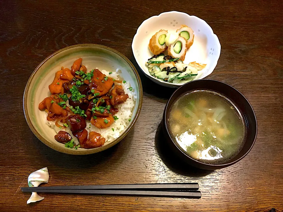 鶏もつ煮丼、ちくわきゅうり、鶏皮スープ|カドラさん