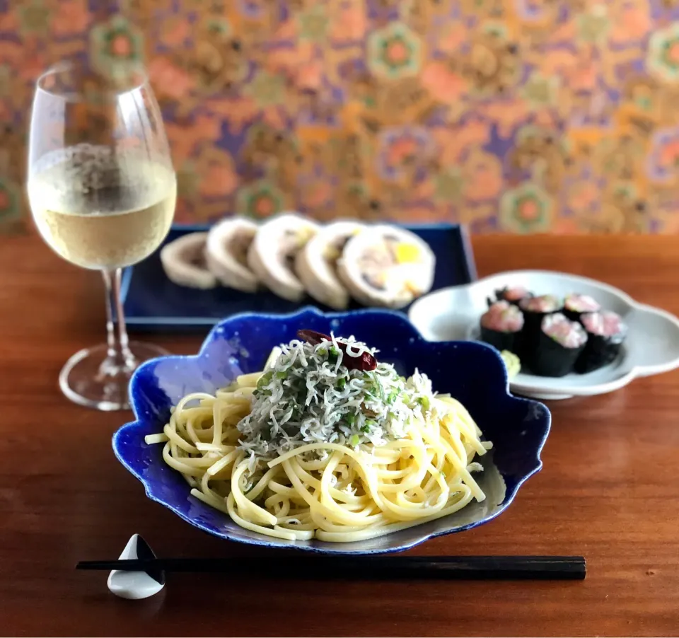 Snapdishの料理写真:しらす和風パスタ　　　　　　　　Japanese dried young sardines pasta|マユマユさん