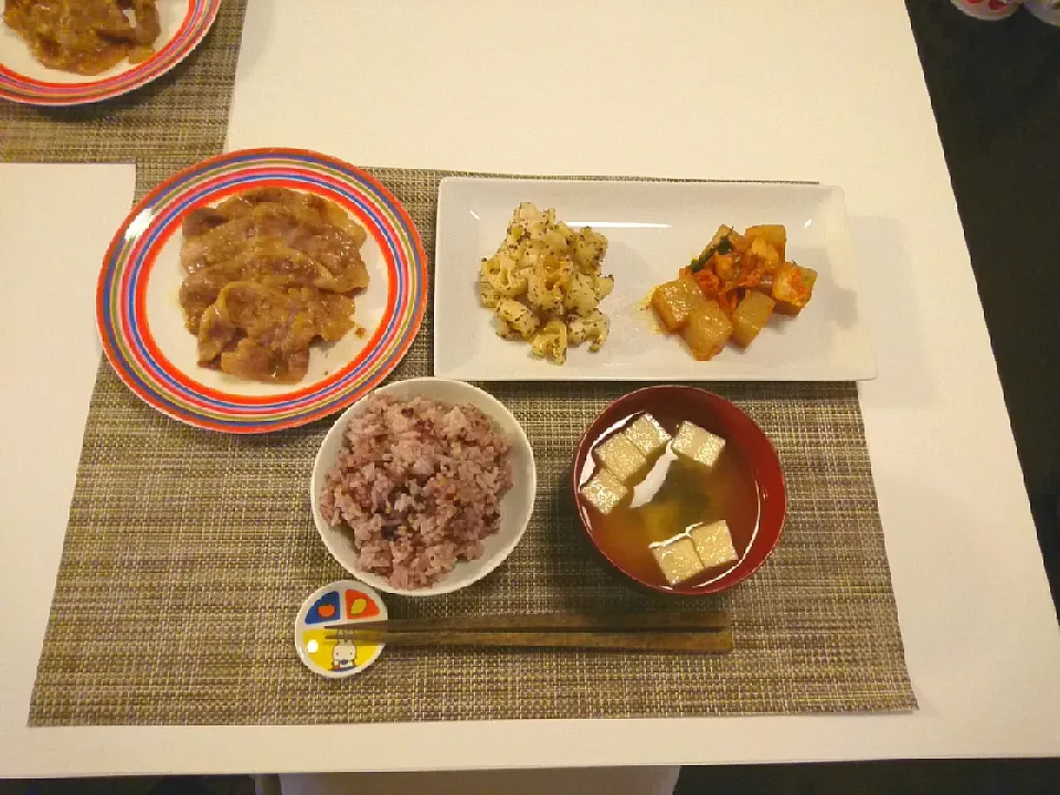 今日の夕食 豚肉の香味ソース、れんこんのバジルナンプラー炒め、こんにゃくとキムチの炒め物、雑穀米、高野豆腐とわかめの味噌汁|pinknari🐰🌈さん