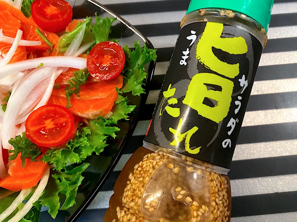 サーモンサラダ🥗に、娘のお気に入りのカルディで買った、サラダの旨たれ♪|yokoさん