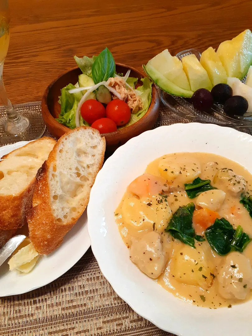 クリームシチュー☺️
ツナサラダ、バゲット🥖
季節の果物🍈|fumfumさん