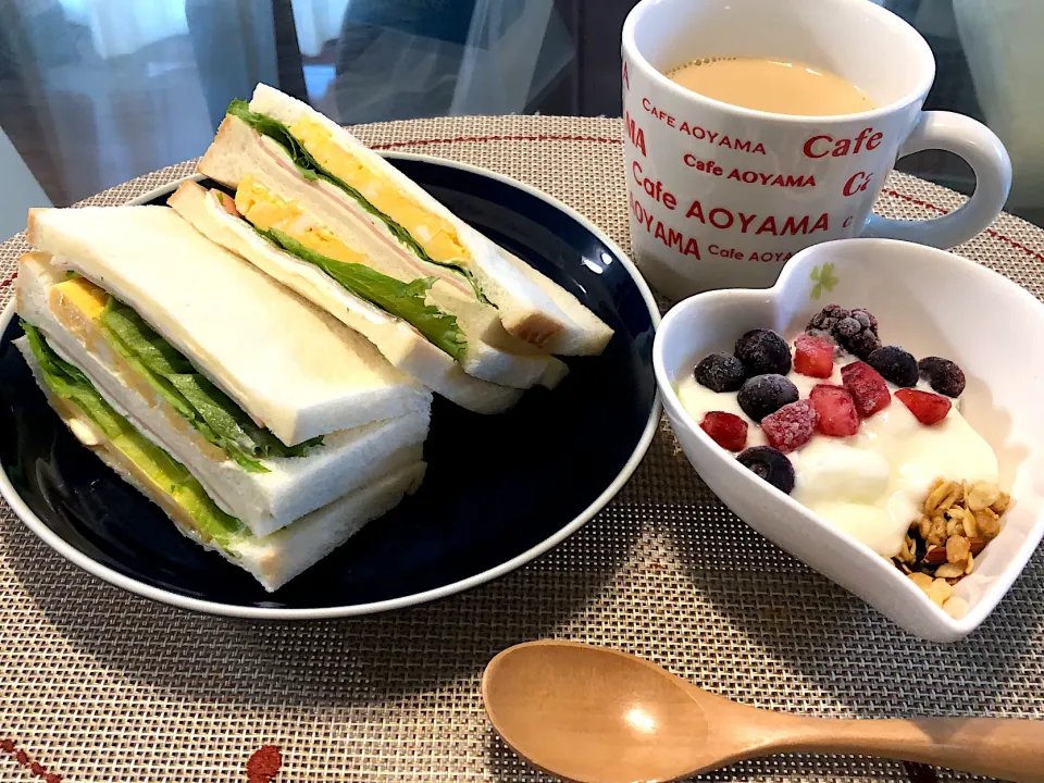 朝ごはん♪厚焼きたまごサンド|ぺこぽこさん