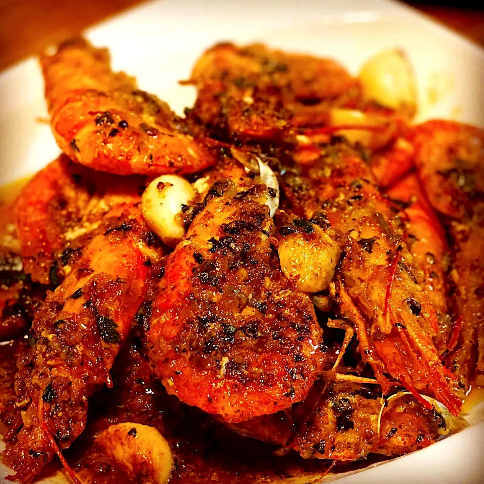 Pan Fried Whole Prawns in Olive Oil & Lemon  Garlic Butter with Chopped Coriander. #prawns #garlic #seafood  #homecooking #chefemanuel|Emanuel Hayashiさん