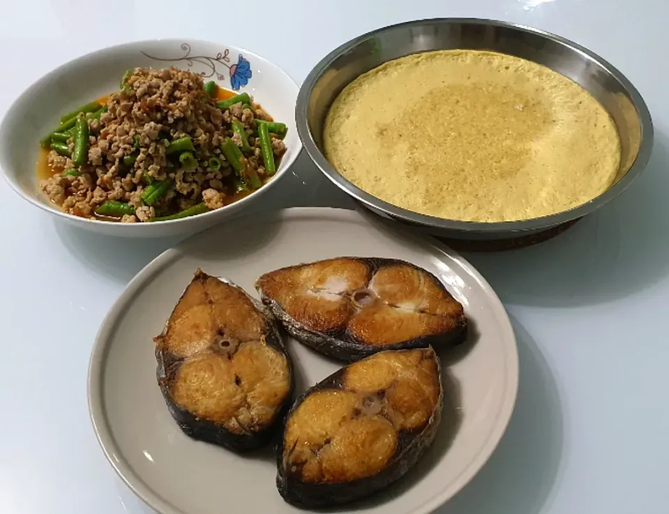 Snapdishの料理写真:02.9.2020 Dinner 🥰🙆‍♀️
steamed egg minced pork 
minced pork long bean scallop sauce 
fried batang fish|🌷lynnlicious🌷さん