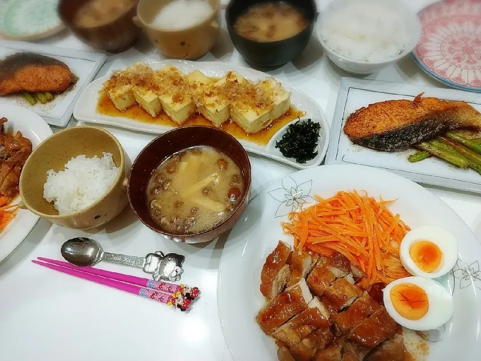 Snapdishの料理写真:夕食(*^^*)
照り焼きチキン&キャロットラペ&ゆで卵
サーモンとアスパラのバター醤油ソテー
揚げ出し豆腐
お味噌汁(なめこ、油揚げ)|プリン☆さん