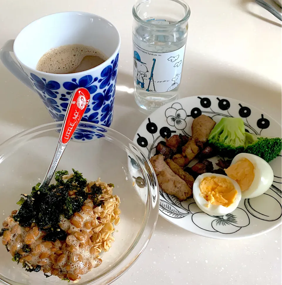 朝ごはん☺︎オートミール米化　納豆ご飯風☆ブロッコリー☆ゆで卵☆炭火焼鶏|とまこ(*^o^*)さん