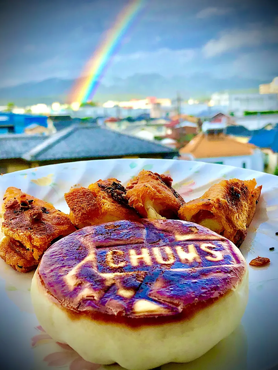 食パンで溶けるチーズを巻いて、食べる辣油で焼きました。ホットサンドメーカーで肉まんを焼きました。今朝の虹は凄く綺麗でした。|sudachiさん