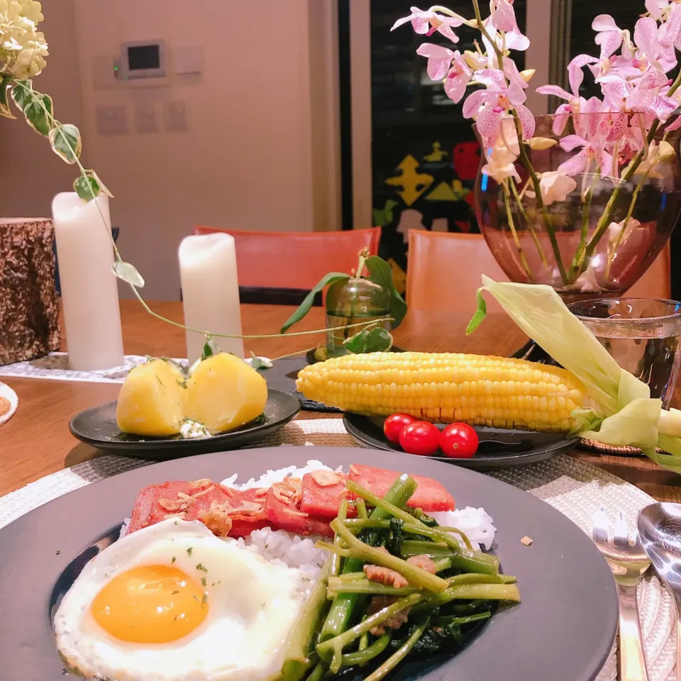 ベーコン入りランチョンミートでロコモコ風ご飯。
だいすきな新鮮空芯菜は近郊農家さんのオーガニックで、ブラチャン炒め。
甘くて粒が弾けるフルーツコーンとほくほくレッドアンデス、アイコは、全部北海道産の恵み☺️|madamwongtableさん