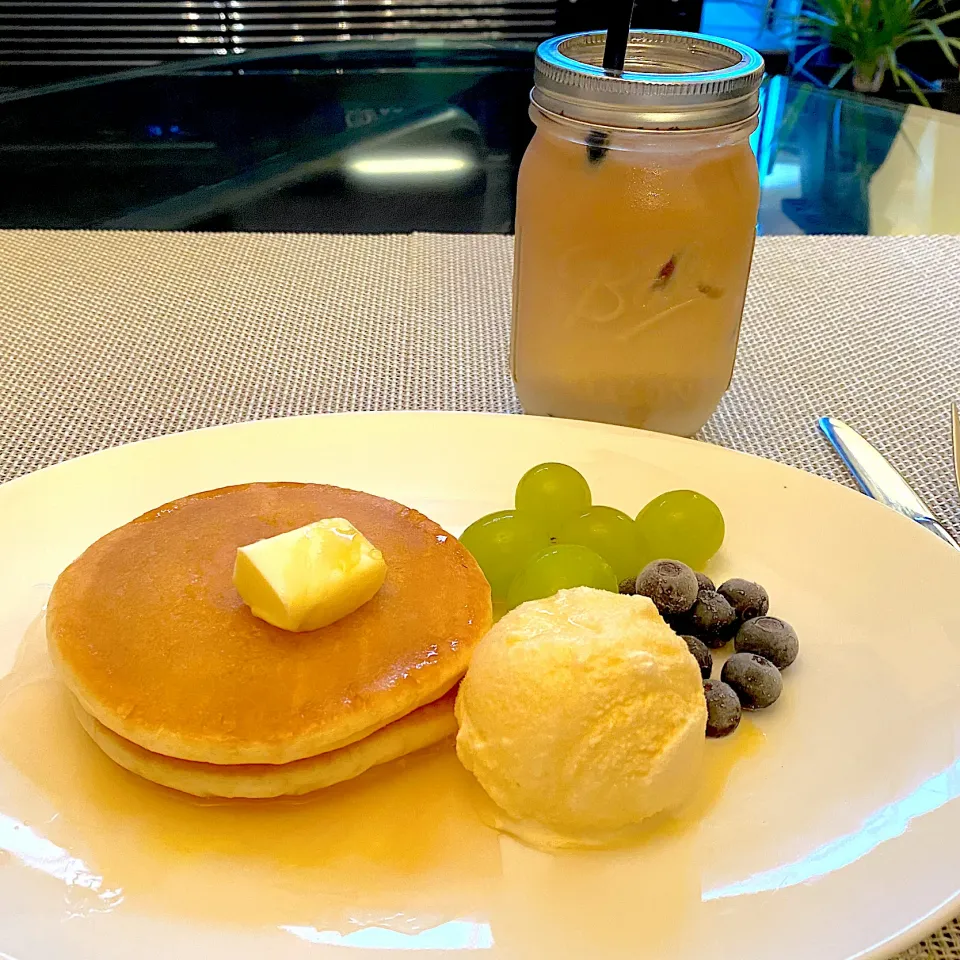 Snapdishの料理写真:今日もお休み♪ ホットケーキ🥞に、バニラアイス🍨、シャインマスカット🍇にブルーベリーにアイスミルクティー✨|yokoさん