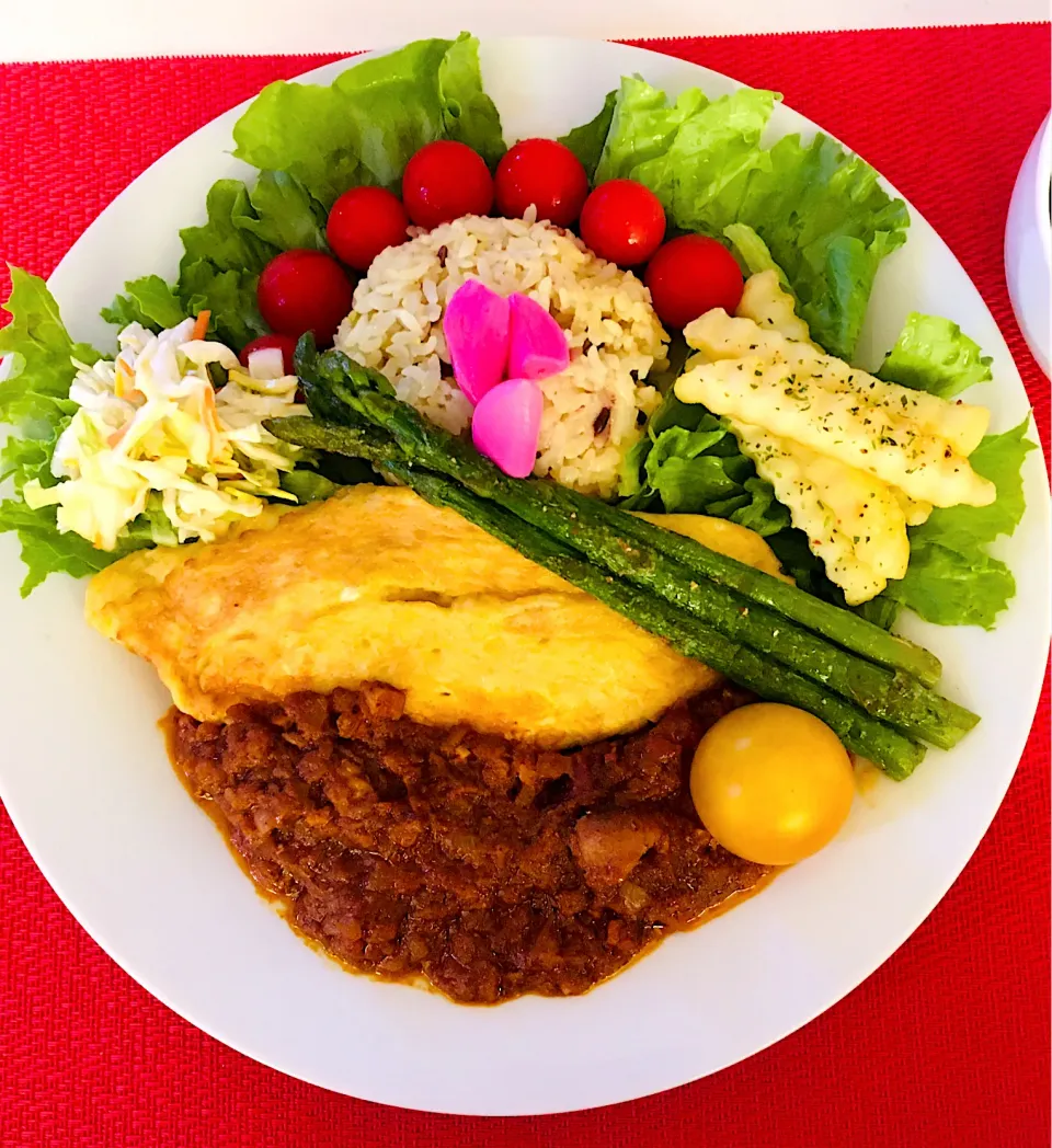 今朝のスパイスカレー🍛ターメリックライス・オムレツ・キャベツ酢の物・フライドポテト・アスパラハーブソルトソテー🌿たっぷりレタス🥬食べる漢方薬💪今日で31日目笑笑❤️スタミナバッチリ👍|HAMI69さん