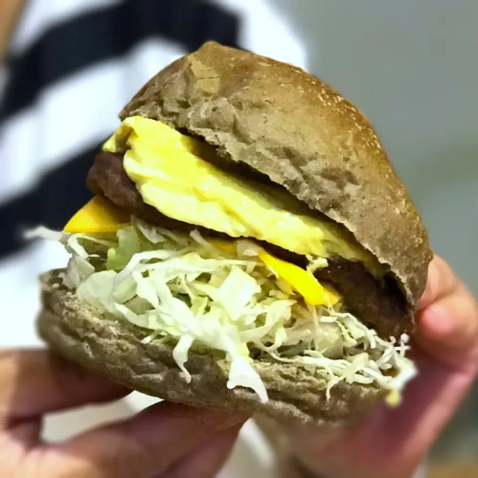 牛肉起司漢堡🍔Beef cheese burger🍅ビーフハンバーガー😋|Teresaさん