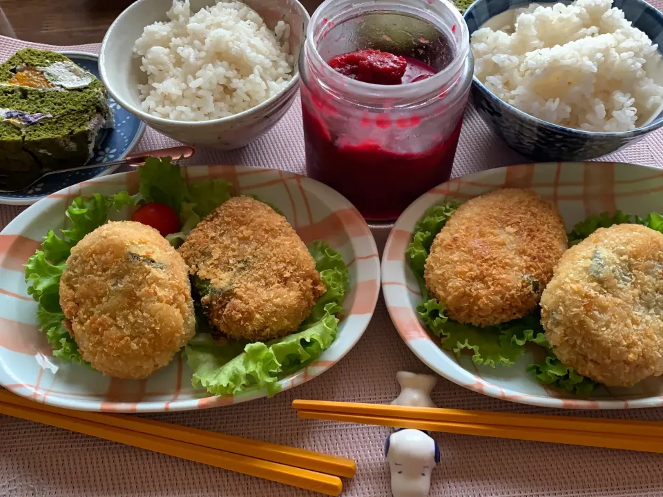 Snapdishの料理写真:出来たて!肉じゃが風コロッケで♪ふたりお昼ごはん~(^^)♡|Mieco 12943さん